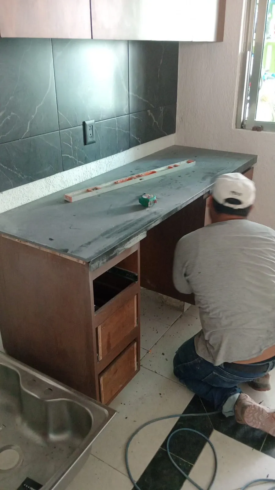 Proceso de instalación y nivelación de la cubierta Galaxy Black