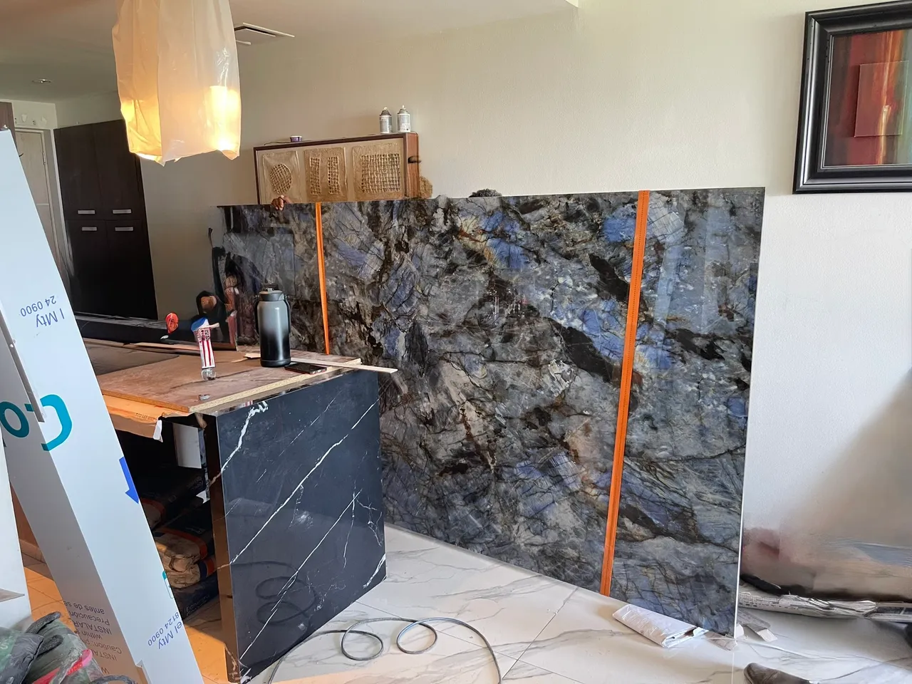 Gran placa de piedra sinterizada lista para instalarse en superficies verticales del proyecto