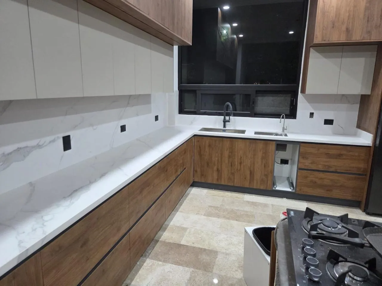 Cocina Griego White con backsplash continuo y muebles de madera
