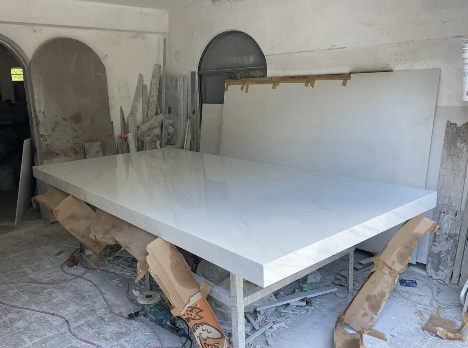 Fabricación de la cubierta de piedra sinterizada de gran formato en taller