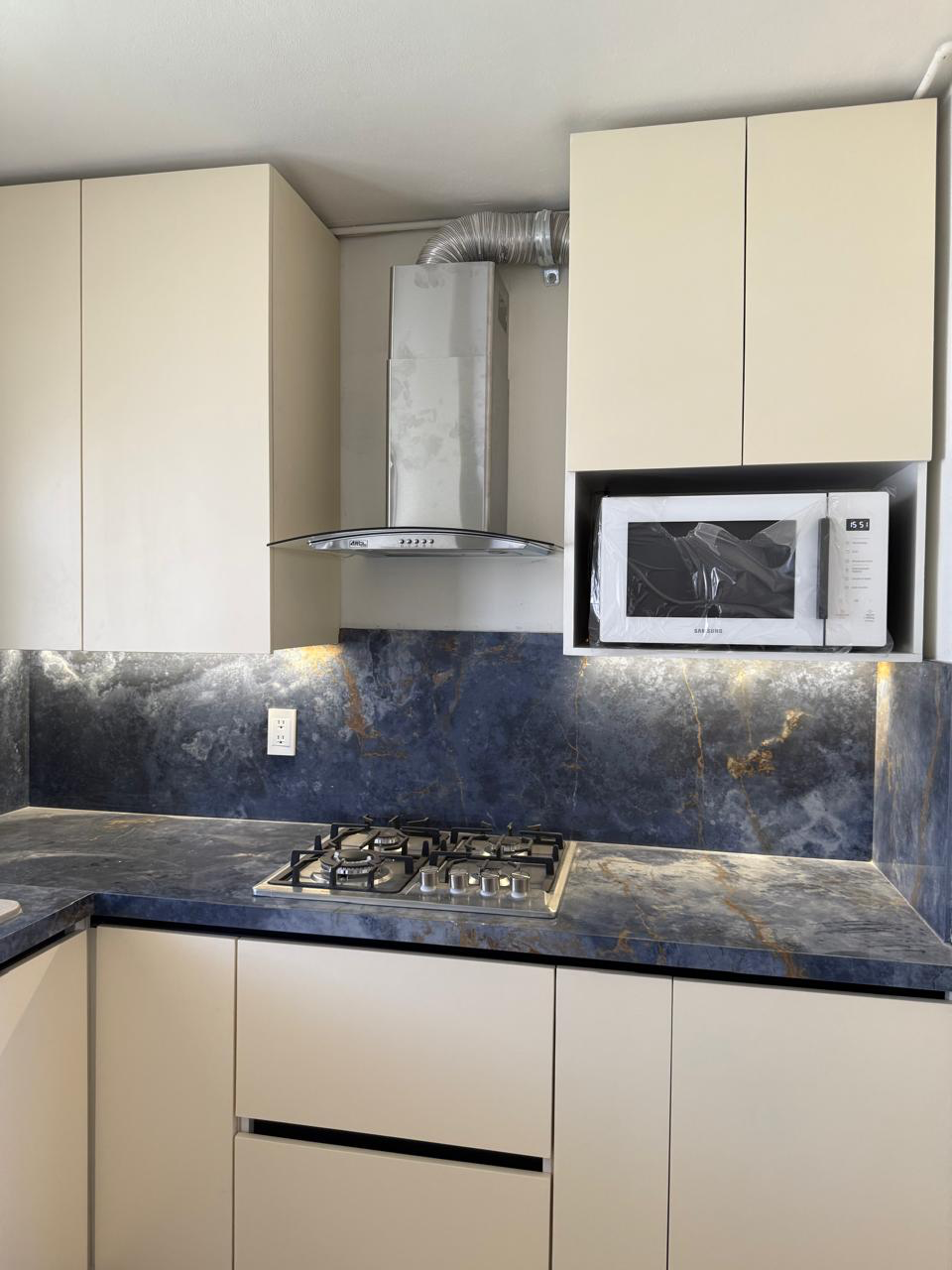 Backsplash azul con vetas doradas
