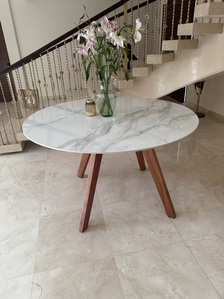 Mesa redonda en piedra sinterizada con base de madera