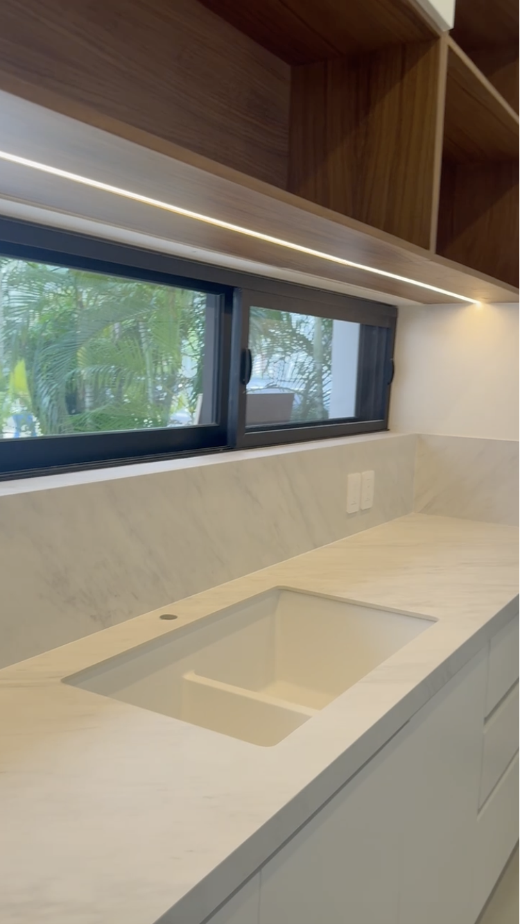 Tarja bajo cubierta y backsplash en Ariston White
