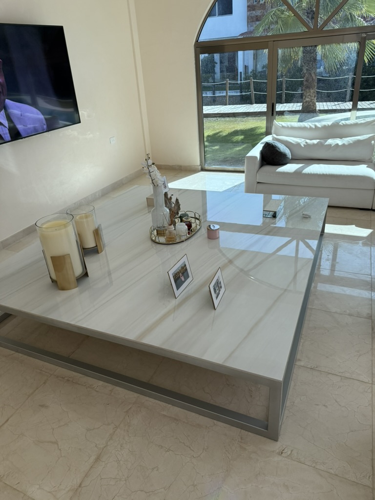 Mesa de centro en piedra sinterizada integrada a la sala de estar