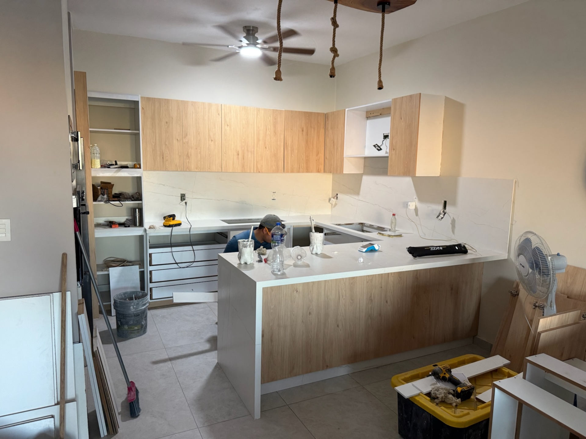 Cubierta y backsplash continuos en Italian Beige a lo largo del perímetro de la cocina