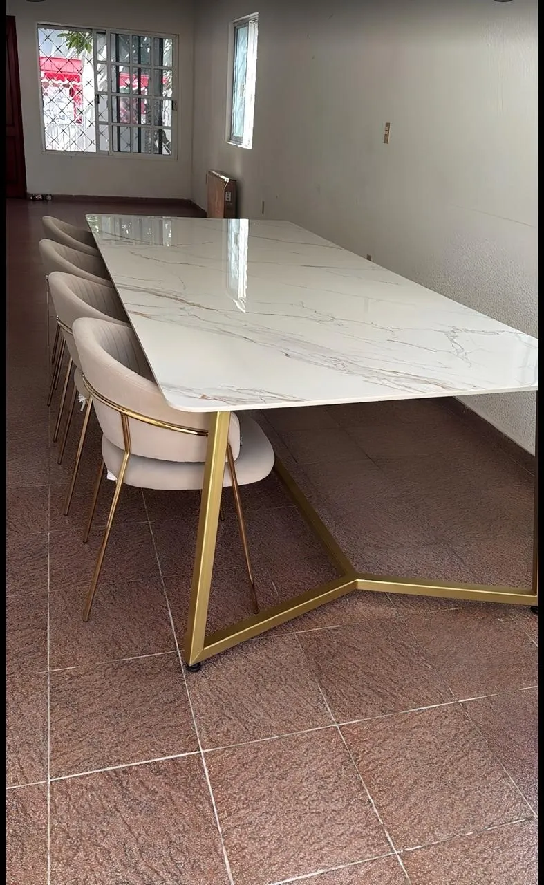 Comedor en piedra sinterizada con base dorada escultural en Cancún