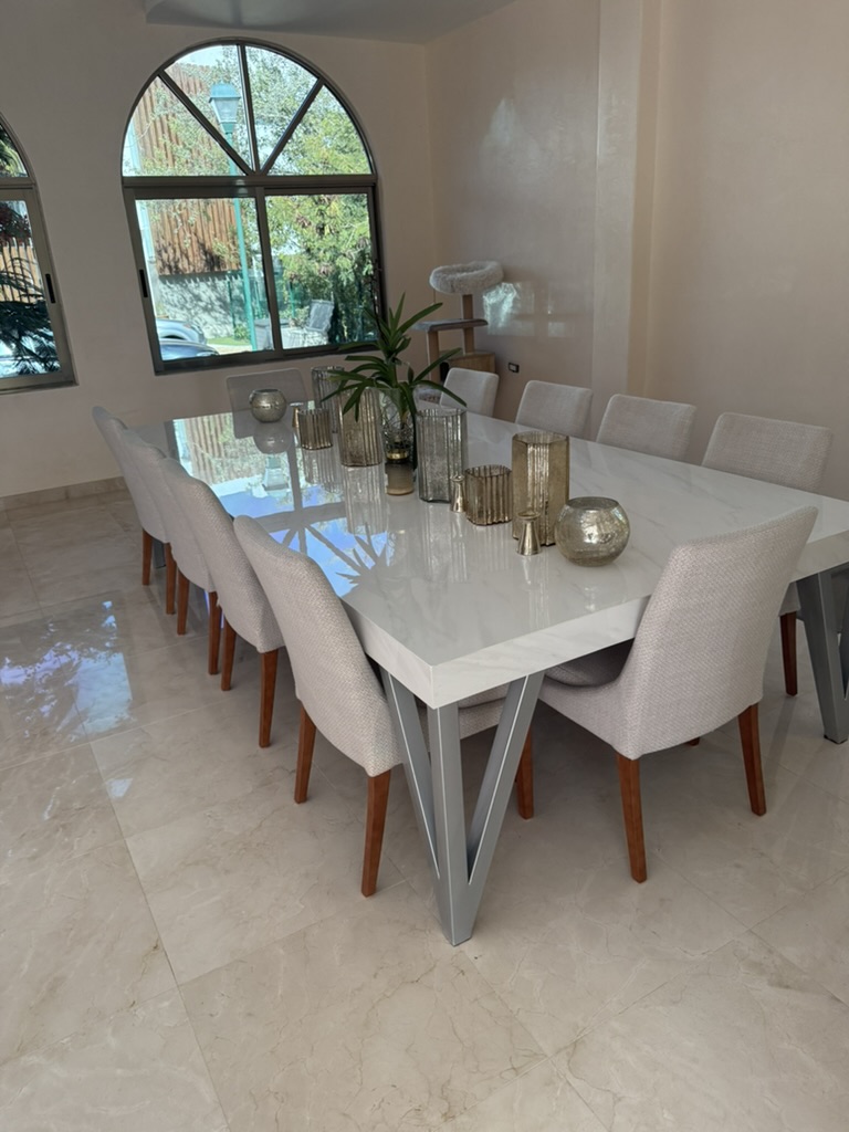 Mesa de comedor en piedra sinterizada con base metálica en Isla Dorada, Cancún