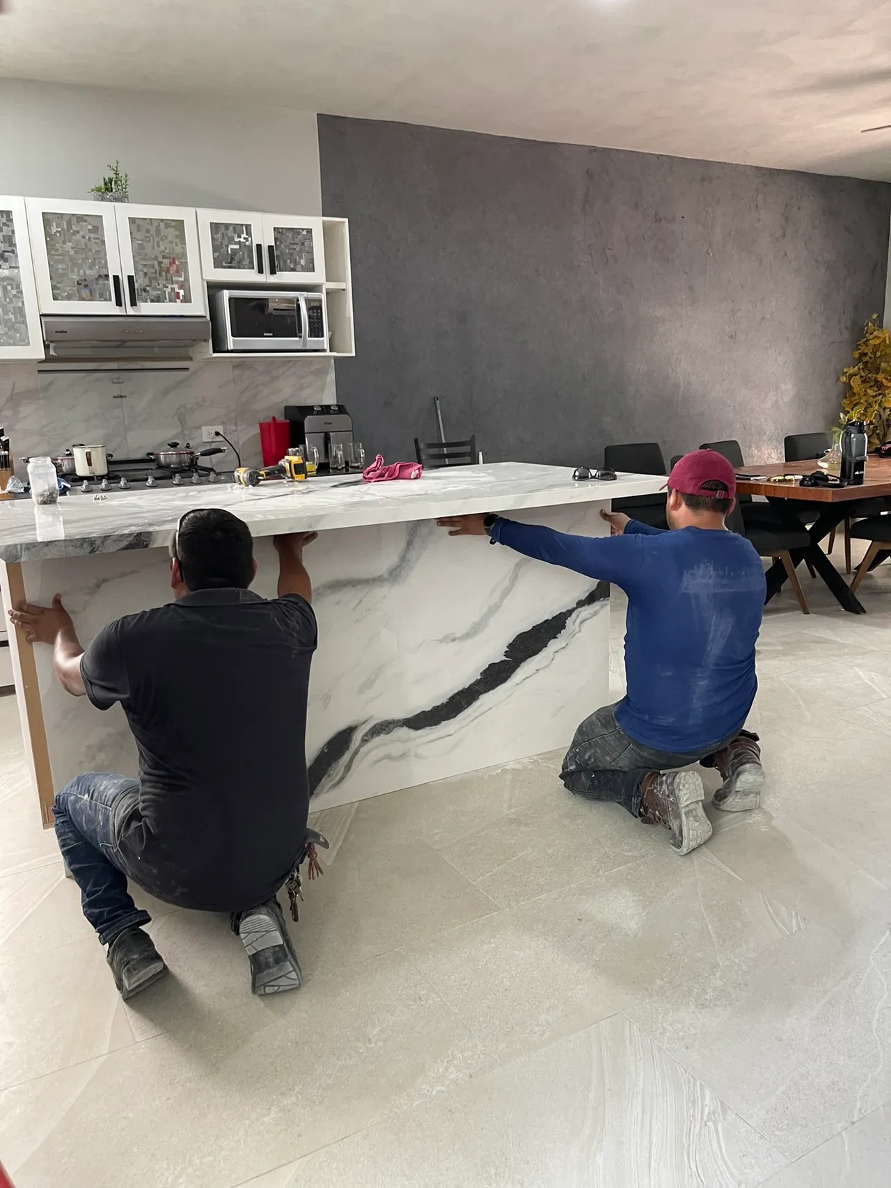 Instalación de la isla de piedra sinterizada Panda White por el equipo de D-Stone