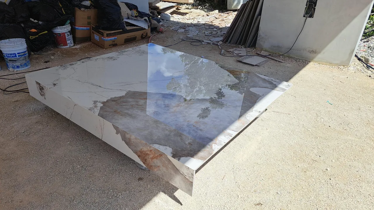 Pieza de gran formato en piedra sinterizada lista para integrarse a la escalera Pandora
