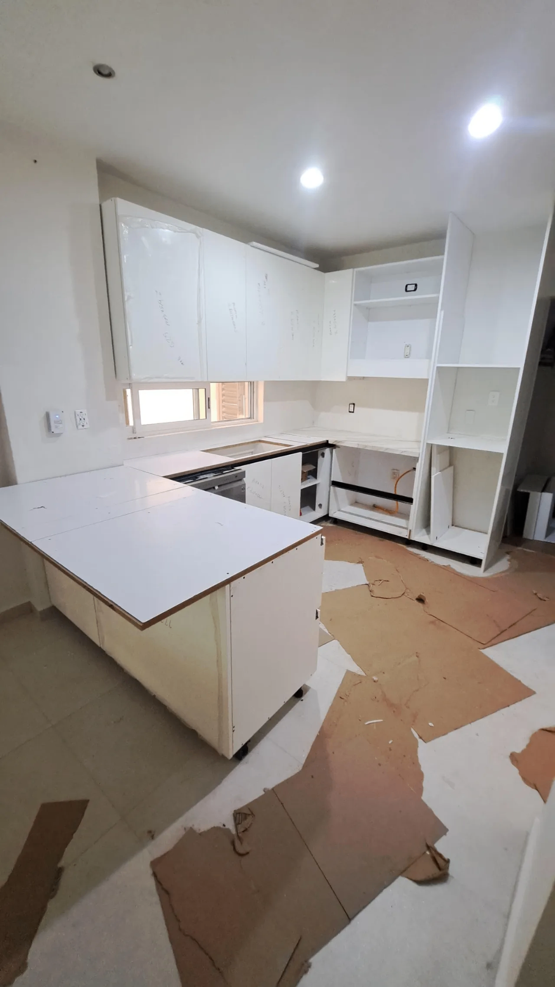 Fase de instalación de la cocina Villa Magna con módulos y superficies en proceso