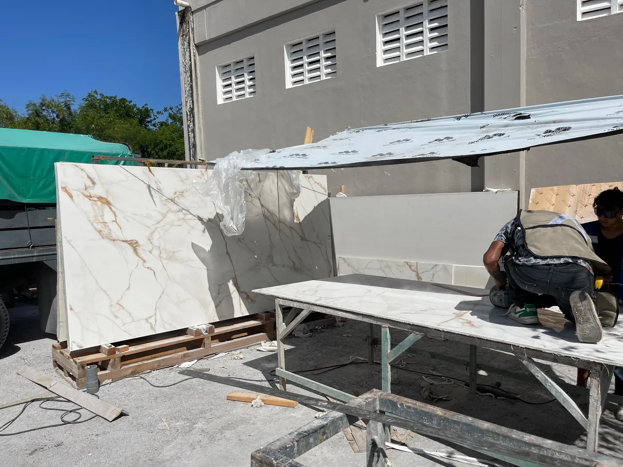 Corte e instalación de grandes placas de piedra sinterizada tipo Calacatta en obra