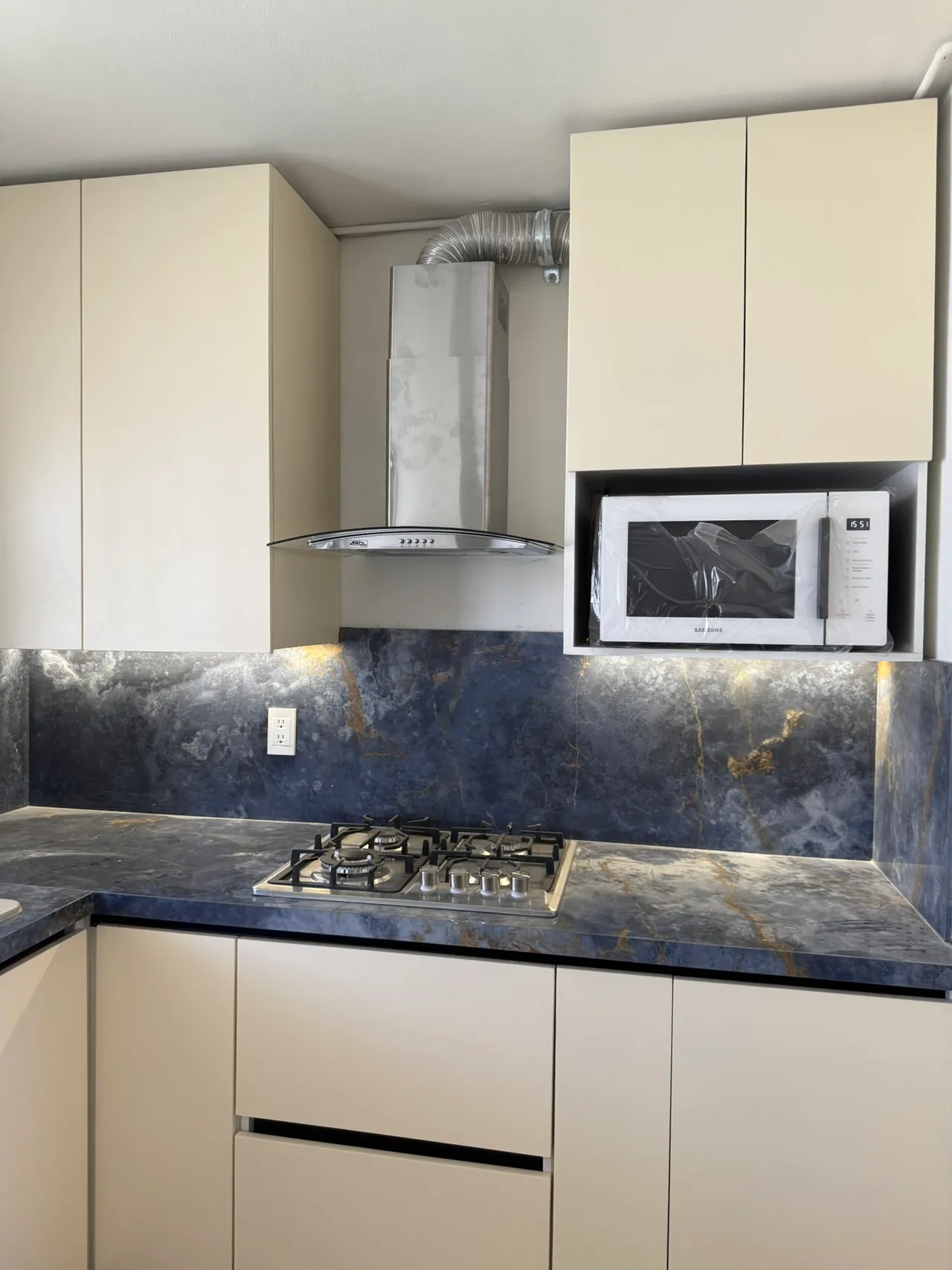 Cocina de lujo con piedra sinterizada Ocean Blue en Zona Hotelera