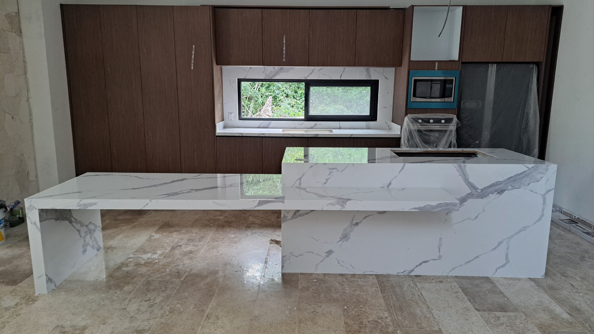 Mesa e isla en piedra sinterizada