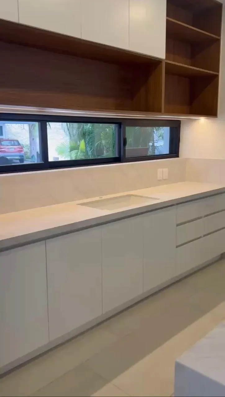Cocina Ariston White en piedra sinterizada: lujo contemporáneo
