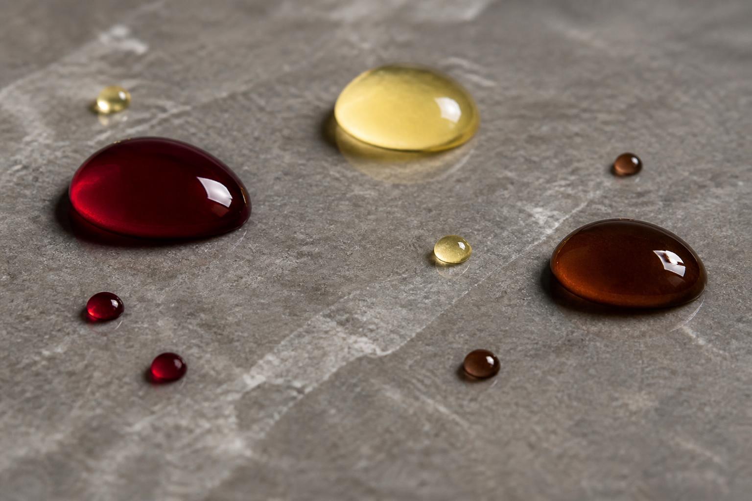 Gotas de vino, aceite y café sobre superficie sinterizada sin penetrar
